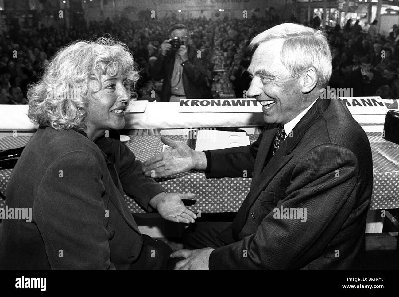 Schmidt, Renate, * 12.12.1943, politican tedesco (SPD), mezza lunghezza, con il sindaco Georg Kronawitter, oktoberfest, festival della birra di Monaco, 1992, Foto Stock
