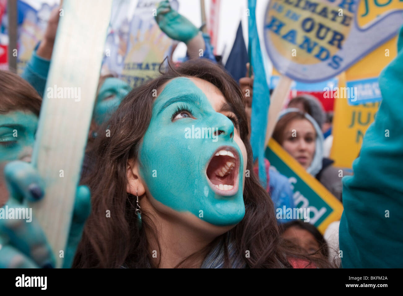 Un manifestante presso l'onda un grande cambiamento climatico nel rally di Londra. Foto Stock