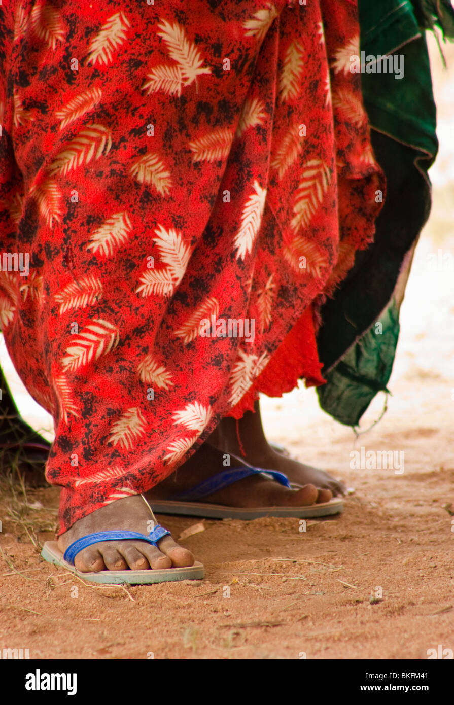 Donna africana in un mantello dal ginocchio in giù Foto Stock