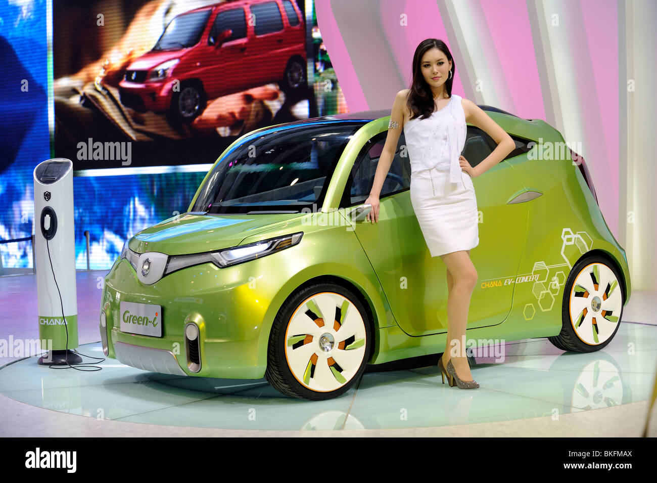Un modello sorge a fianco della Cina di Changan verde-i concept car durante il Beijing Auto Show. 24-Apr-2010 Foto Stock