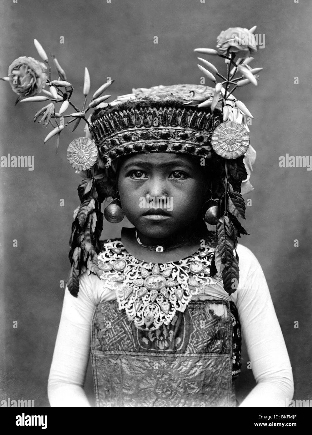 Geografia / viaggio, Indonesia, Bali, la gente, ragazza giovane nei vestiti del tempio, 1930s, , Foto Stock