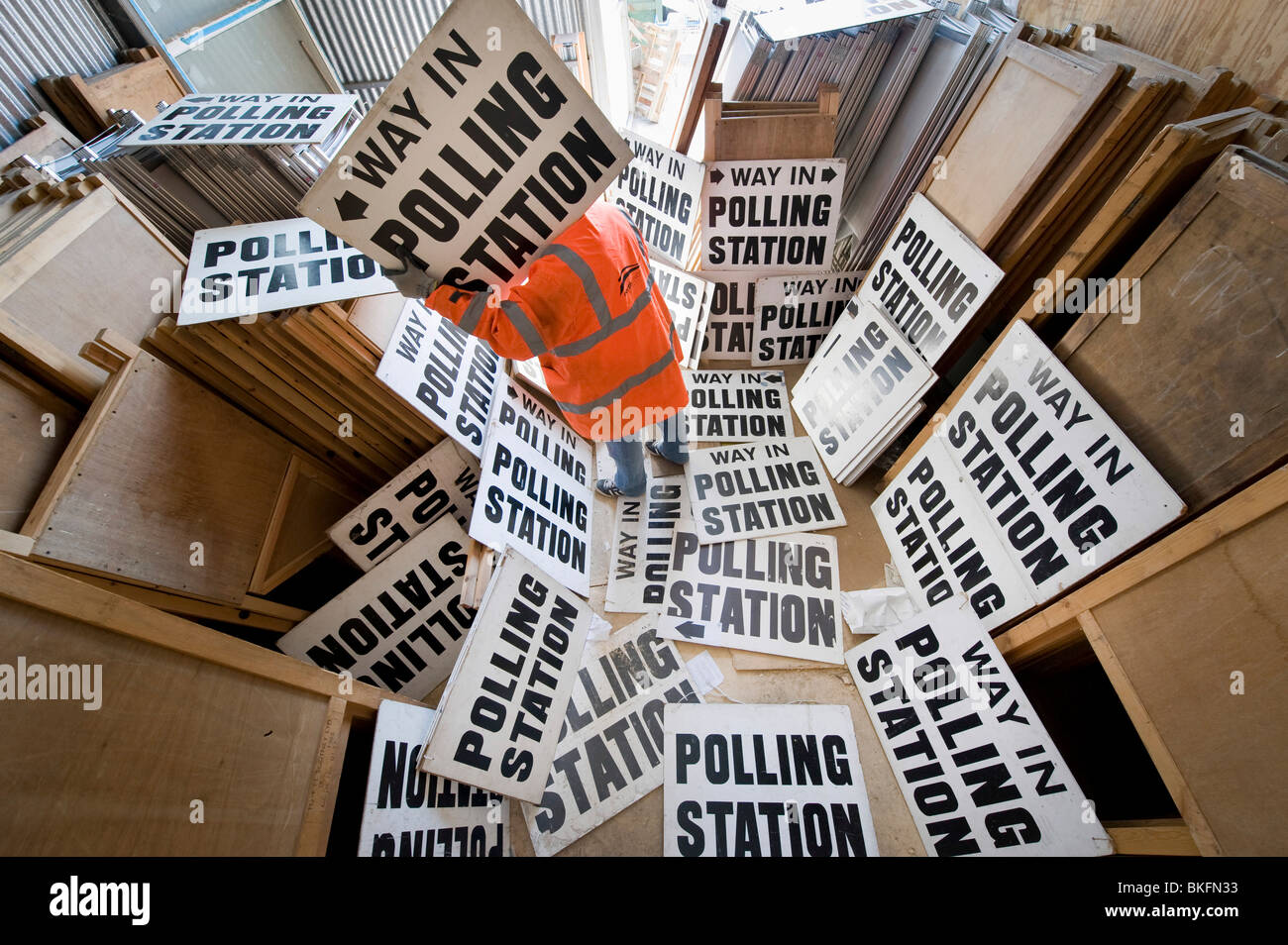 Un funzionario del Consiglio ordina attraverso centinaia di segni di polling e cabine nella corsa alle elezioni generali, REGNO UNITO Foto Stock