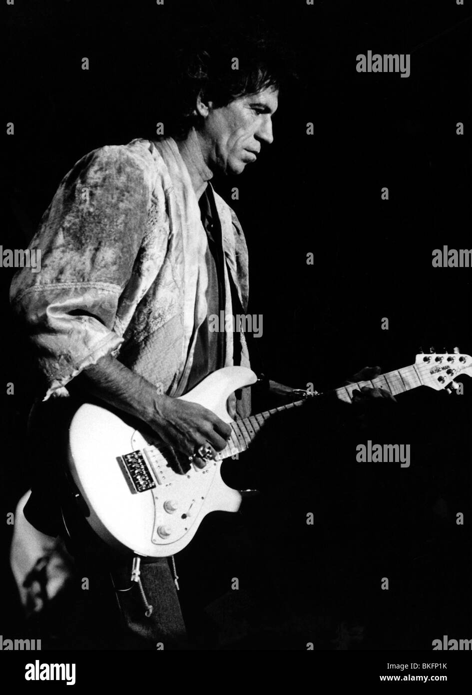 Rolling Stones, gruppo rock britannico, formato nel 1962, Keith Richards sul palco, a metà lunghezza, 1990, Foto Stock