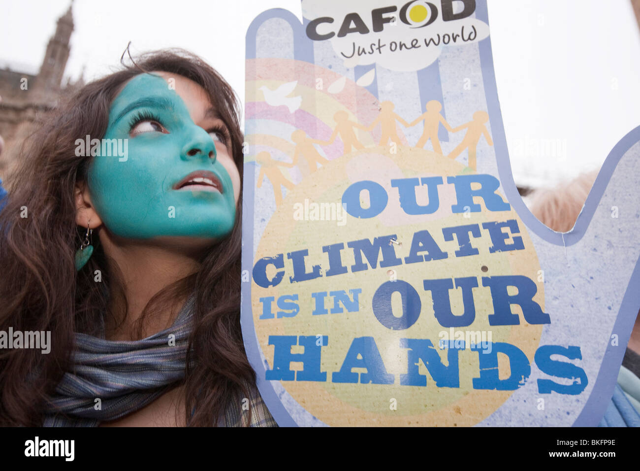 Un manifestante presso l'onda un grande cambiamento climatico nel rally di Londra. Foto Stock