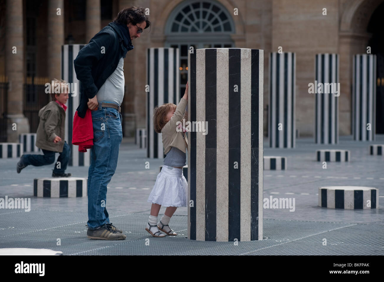 Palais Roy-ale Gardens, Jardins, Bambini che giocano nel Parco, 'Colonnes de Buren' Installazione moderna di scultura, Parigi, Francia, famiglie nel parco Foto Stock