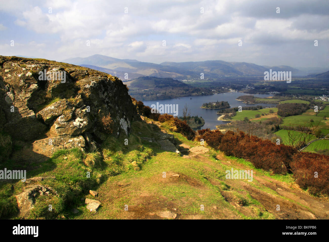 Derwentwater e Keswick in tarda primavera visto dalla rupe Walla Foto Stock