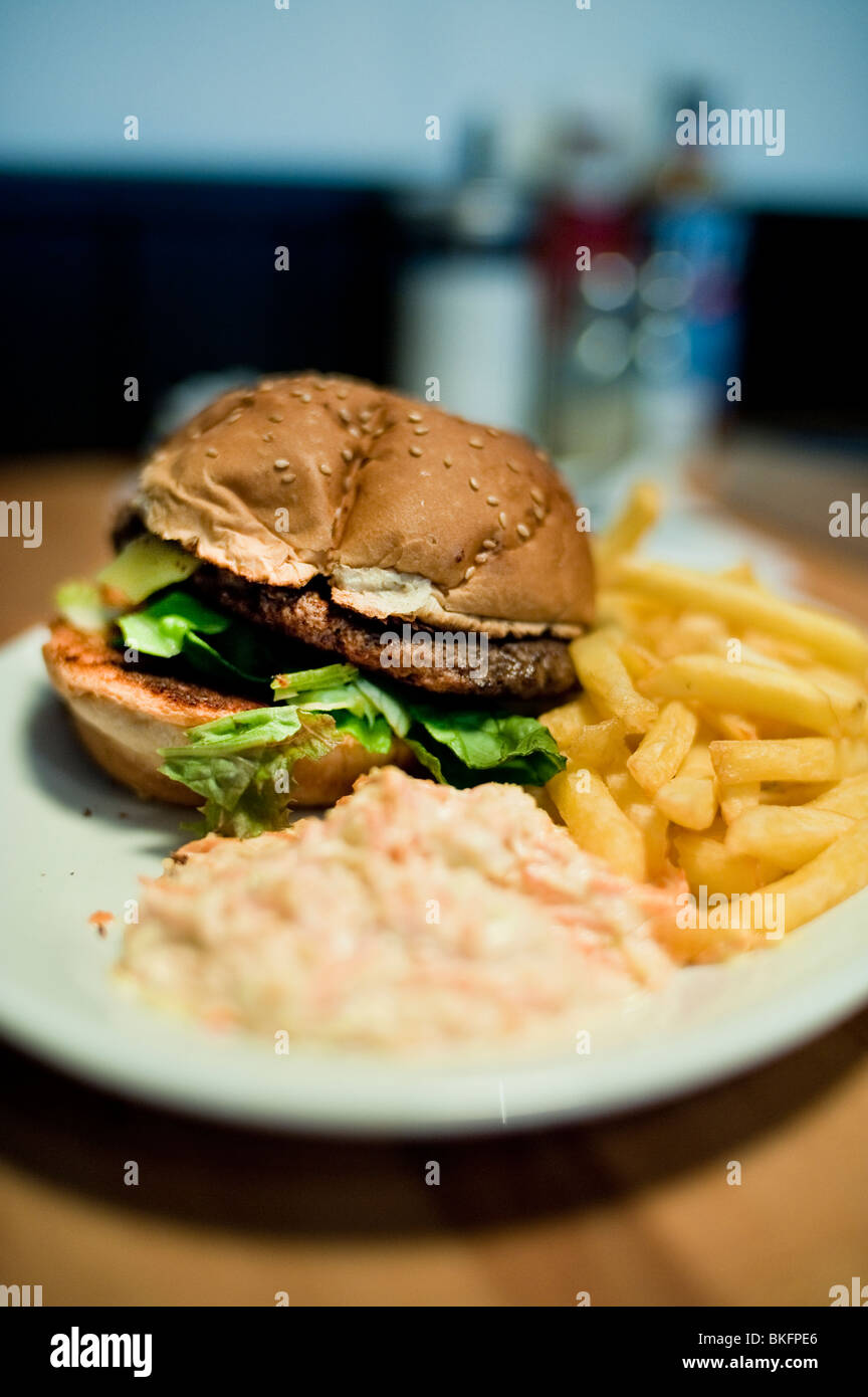 Burger, coleslaw e trucioli Foto Stock