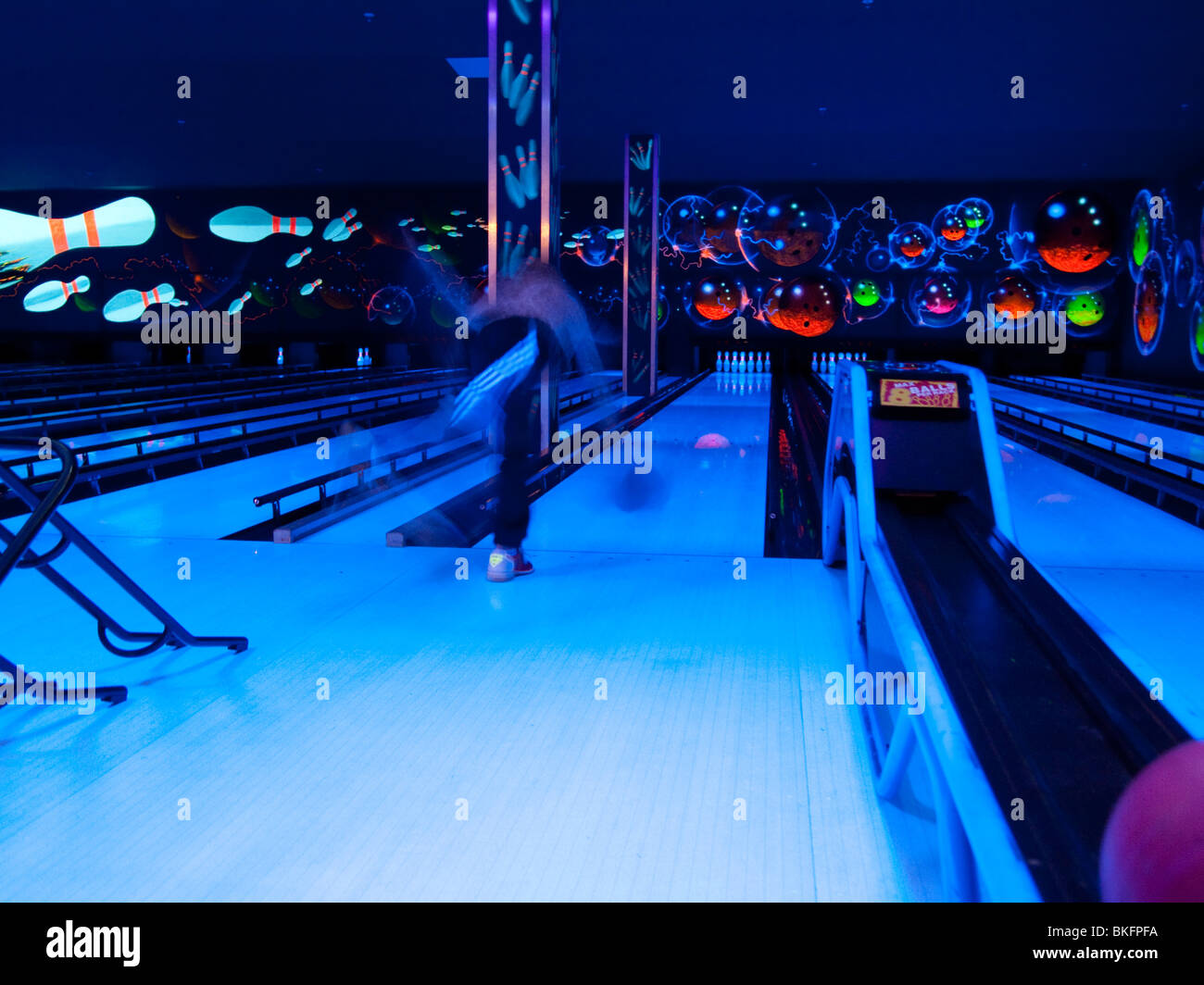 Un bambino ten pin bowling, REGNO UNITO Foto Stock