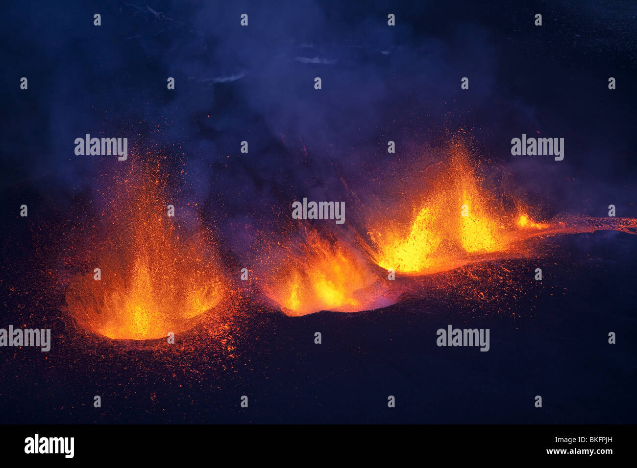 Fontane di lava durante l eruzione del vulcano a Fimmvorduhals, una cresta tra il ghiacciaio Eyjafjallajokull, e Myrdalsjokull, Islanda Foto Stock