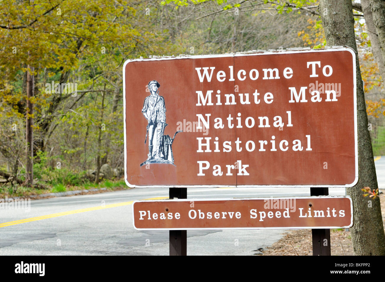 Strada e segno Benvenuto a Minute Man National Historical Park in concordia, Massachusetts, STATI UNITI D'AMERICA Foto Stock