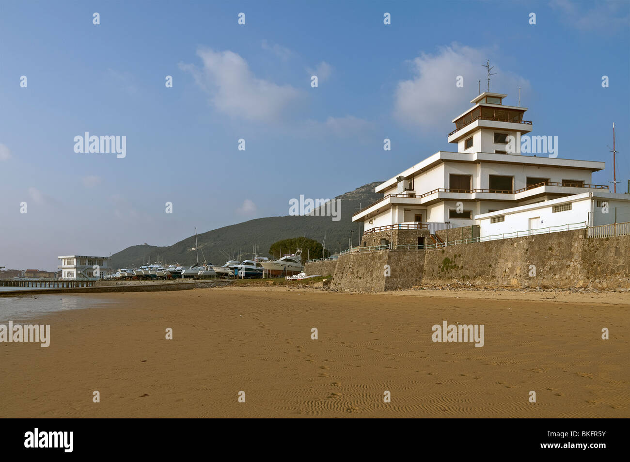 Vista panoramica dello Yacht Club e la vecchia scuola di vela sul Regatón spiaggia della città di Laredo, Cantabria, Spagna, Europa Foto Stock