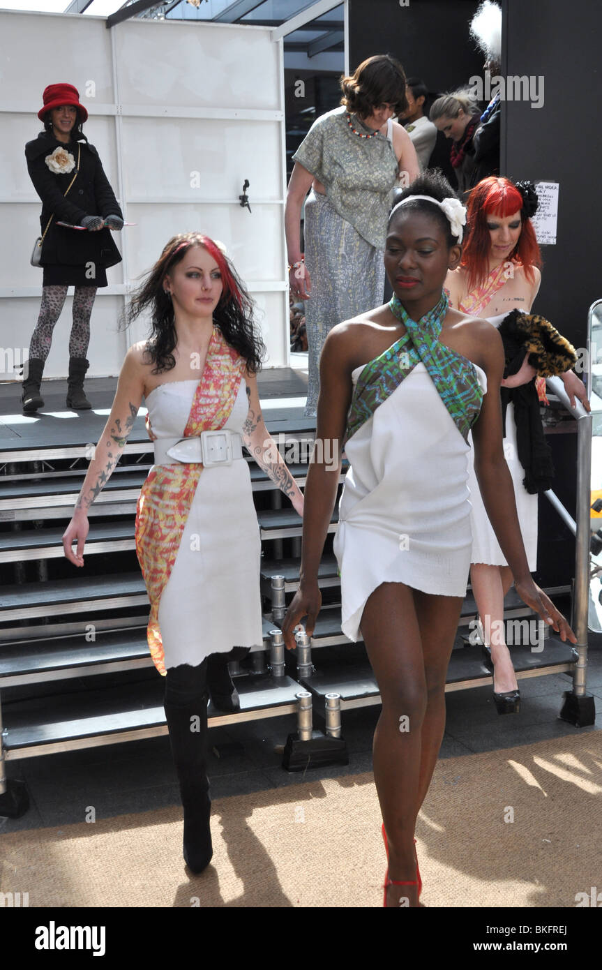 Modelli di attendere a Londra annuale della moda alternativa Week-Spitalfields. Inghilterra, Regno Unito Foto Stock