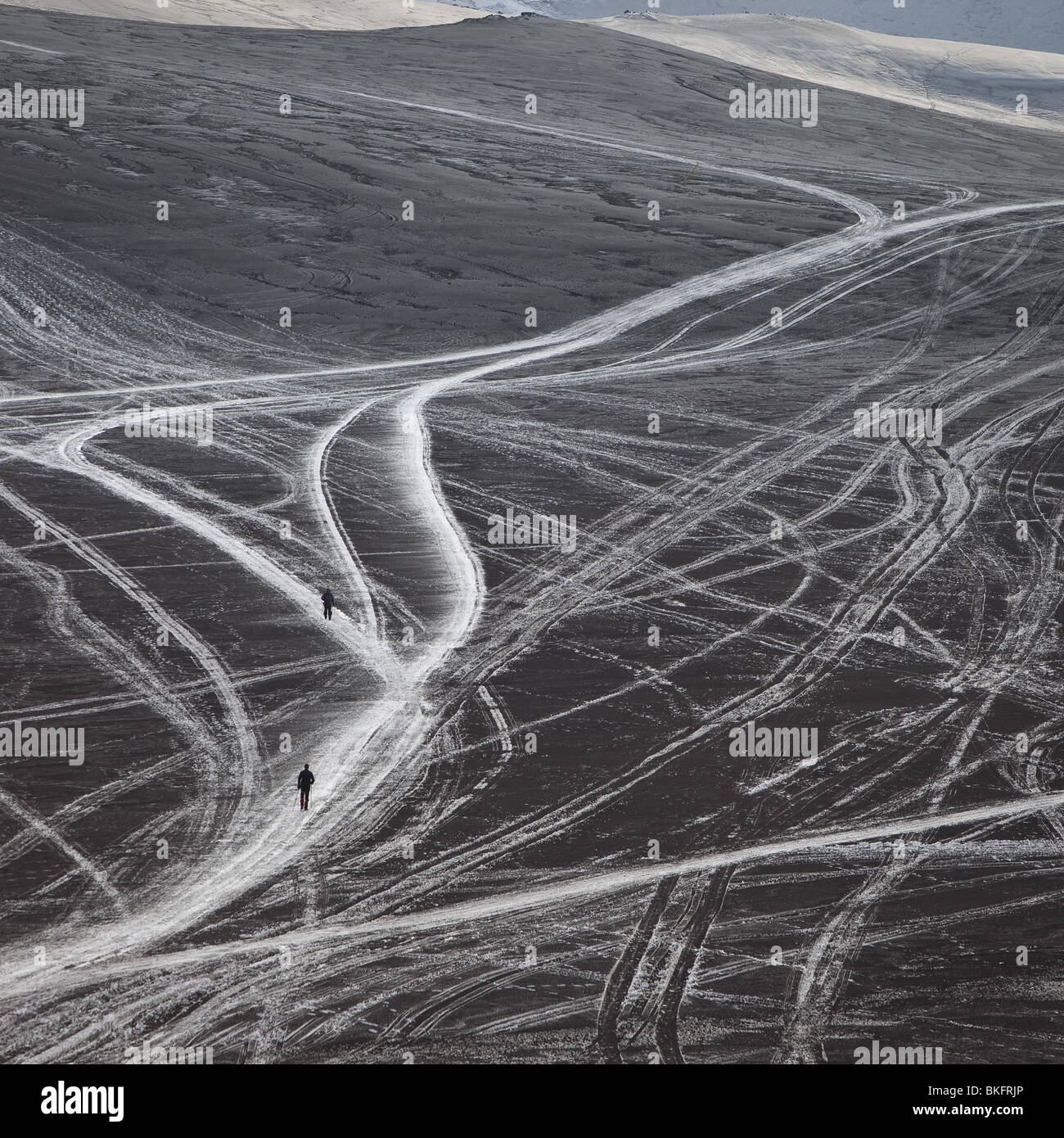 Gli scienziati a camminare sulla neve e cenere dal vulcano in Islanda presso Fimmvorduhals, una cresta tra il ghiacciaio Eyjafjallajokull, Foto Stock