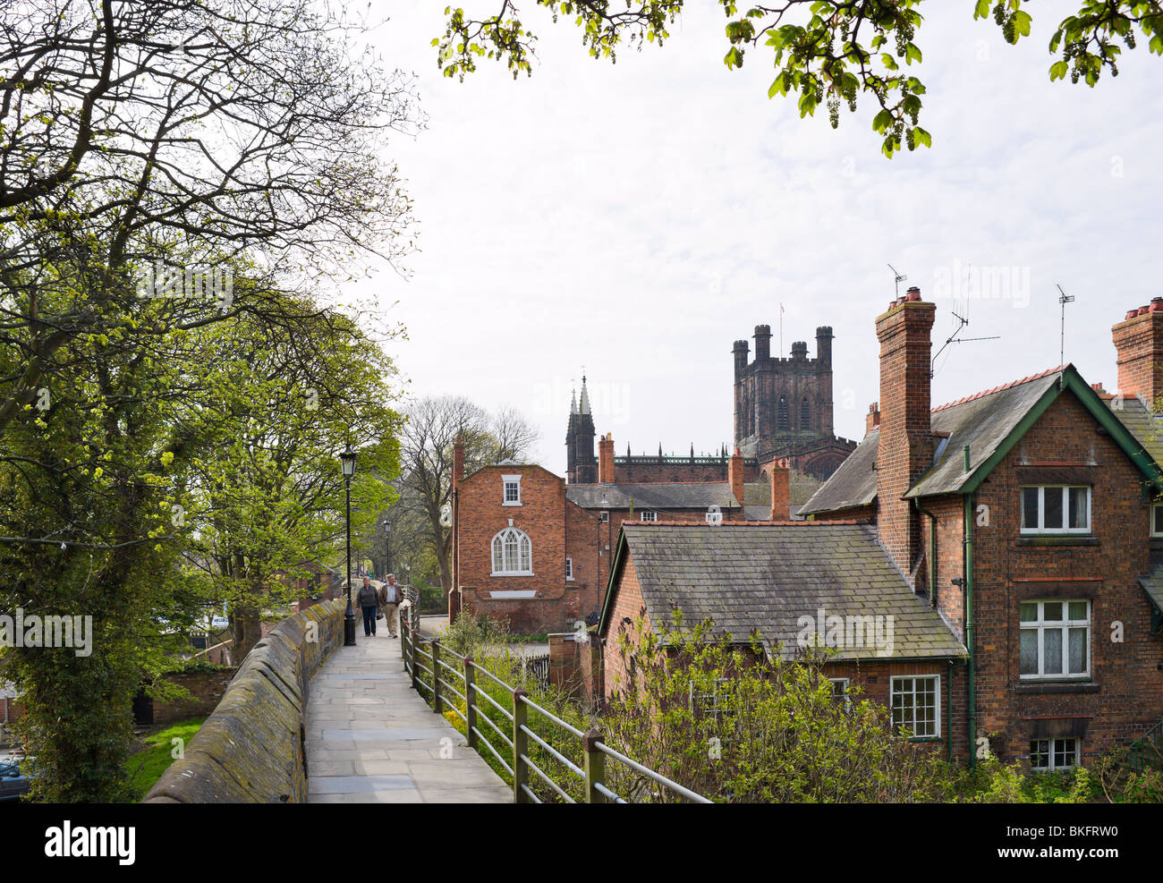 Le mura della città con la cattedrale nella distanza di Chester, Cheshire, Inghilterra, Regno Unito Foto Stock