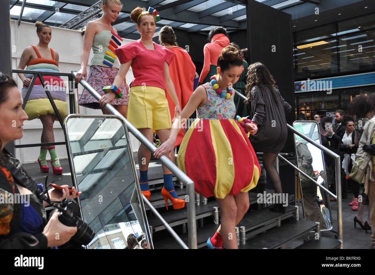 Modelli di attendere a Londra annuale della moda alternativa Week-Spitalfields. Inghilterra, Regno Unito Foto Stock