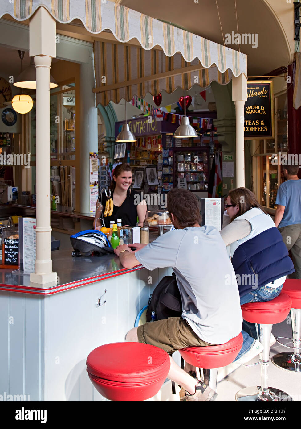 Snack bar con sorridente cameriera mercato coperto Bath England Regno Unito Foto Stock