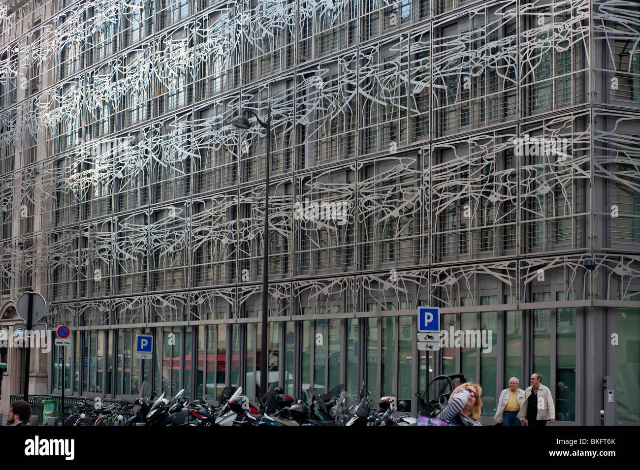 Parigi, Francia, primo piano, dettaglio architettonico, facciata di copertura dell'edificio verde "Ministro della Cultura" Design moderno, edifici insoliti, linee architettoniche Foto Stock