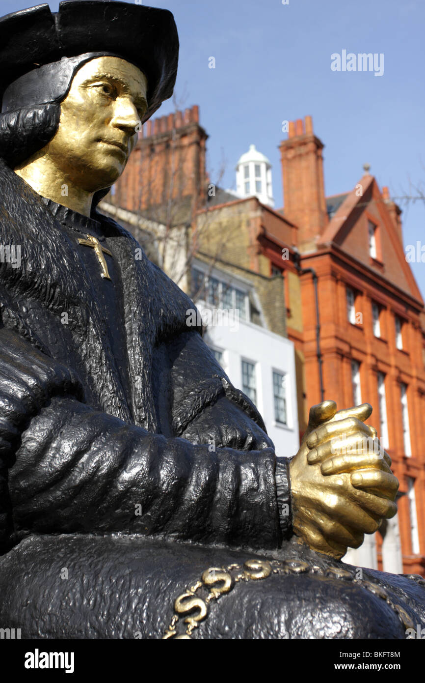 Sir Thomas More statua che si trova al di fuori dell antica chiesa a Chelsea, Londra. Foto Stock