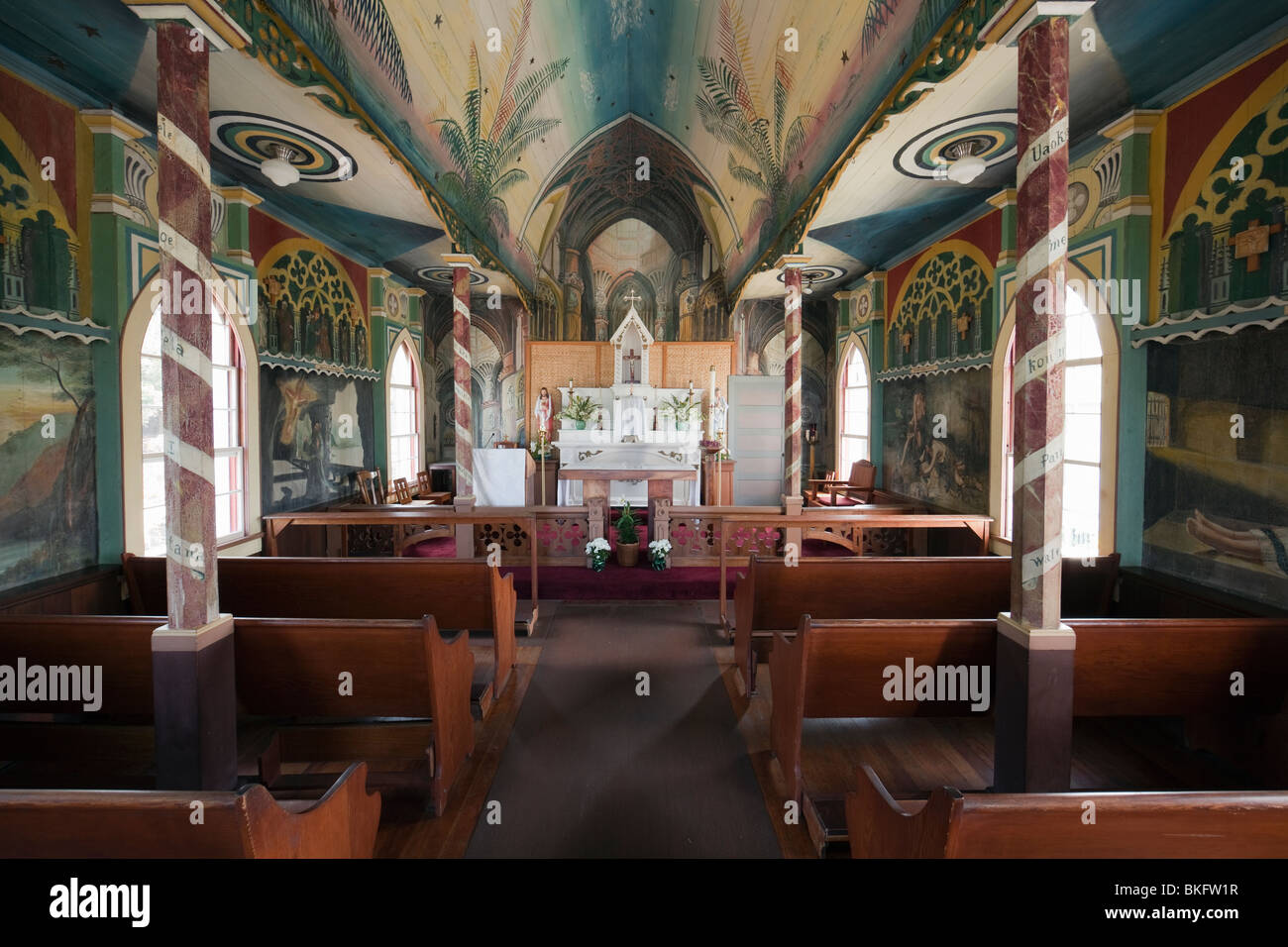 Dipinto di chiesa (San Benedetto la Chiesa cattolica) a sud di Kona,Hawaii è decorata con affreschi utilizzati per illustrare le scene della Bibbia. Foto Stock