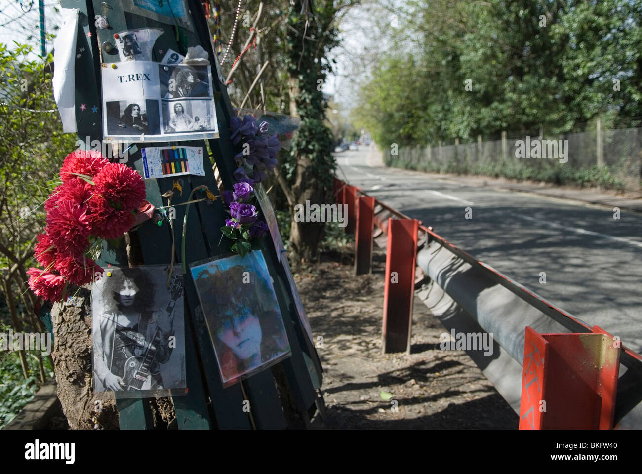 Marc Boland monumento agli incidenti stradali a Barnes Londra. REGNO UNITO. E' morto in un incidente d'auto in questo posto nel 1977. HOMER SYKES Foto Stock