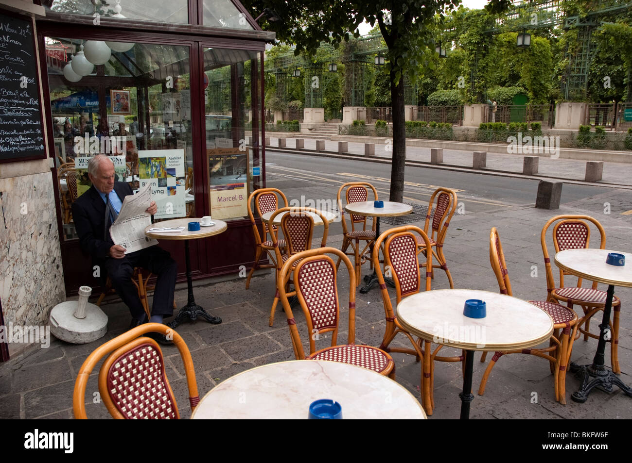 Cafe su rue Berger con Les Halles dietro, Parigi, Francia Foto Stock