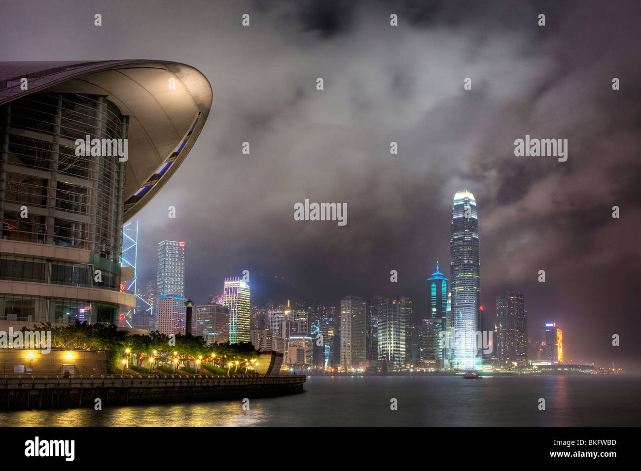 Edifici alti sull isola di Hong Kong city center come visto attraverso il porto Foto Stock