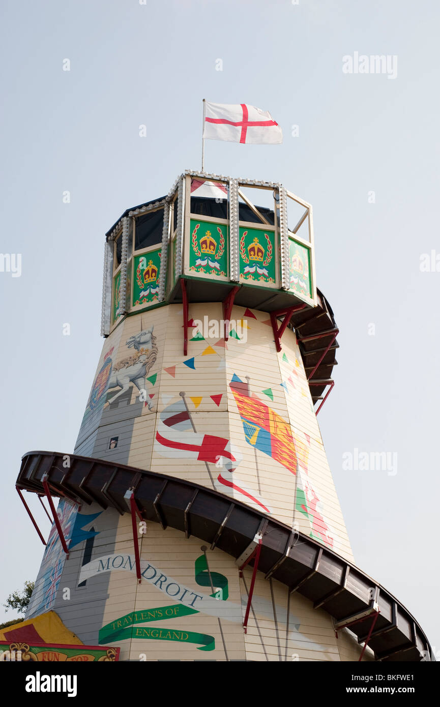 Tradizionale in legno inglese Helter Skelter Fairground Ride Foto Stock