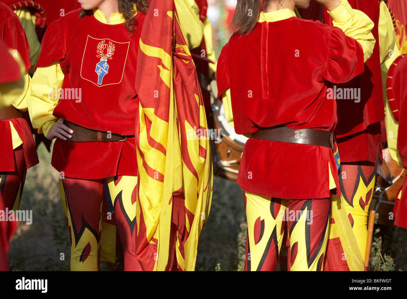 Medievali Italiane costumi flagwavers Foto Stock