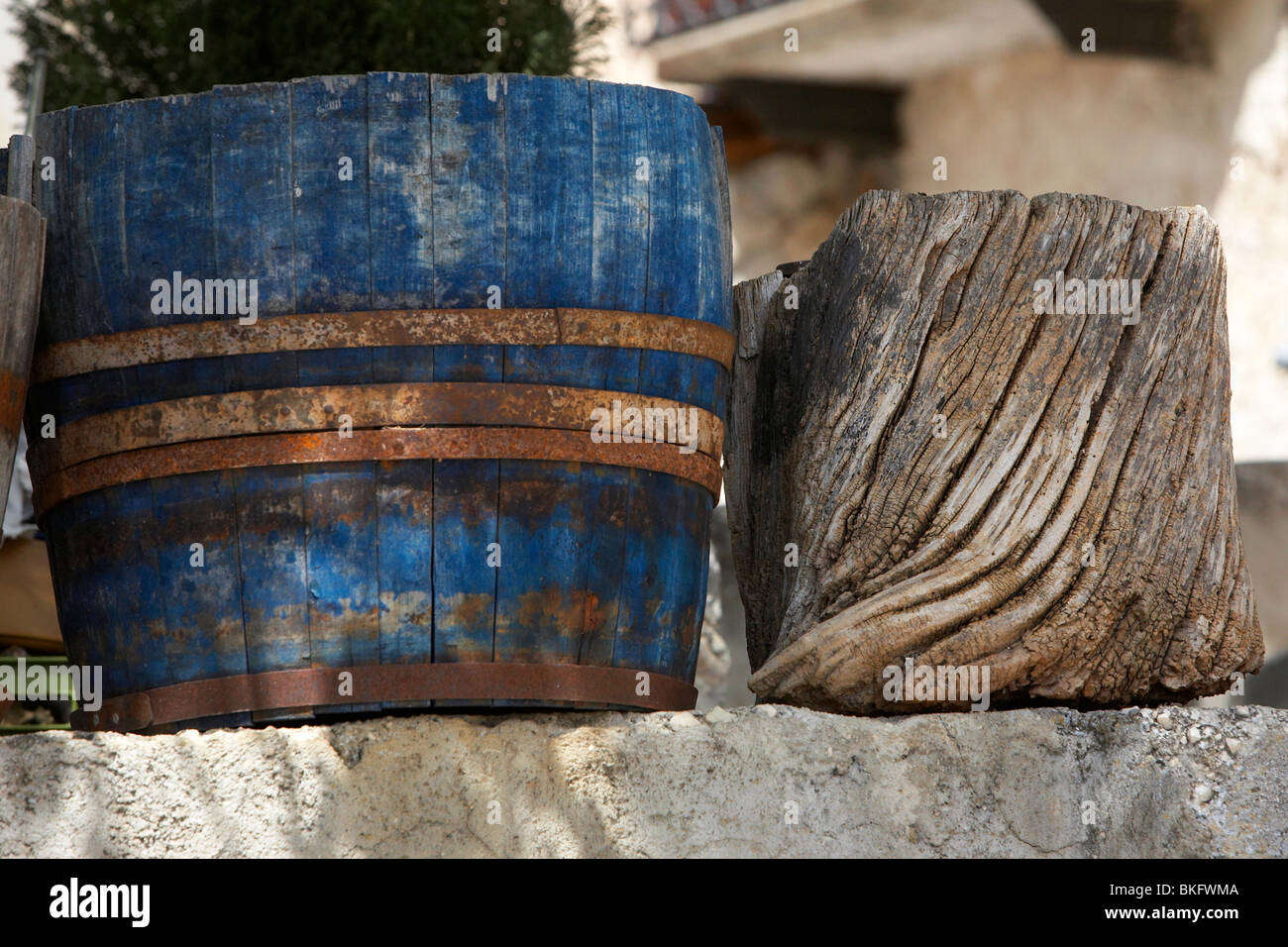 Un barile di legno e un blocco di legno in Santo Stefano di Sessanio Abruzzo Italia Foto Stock