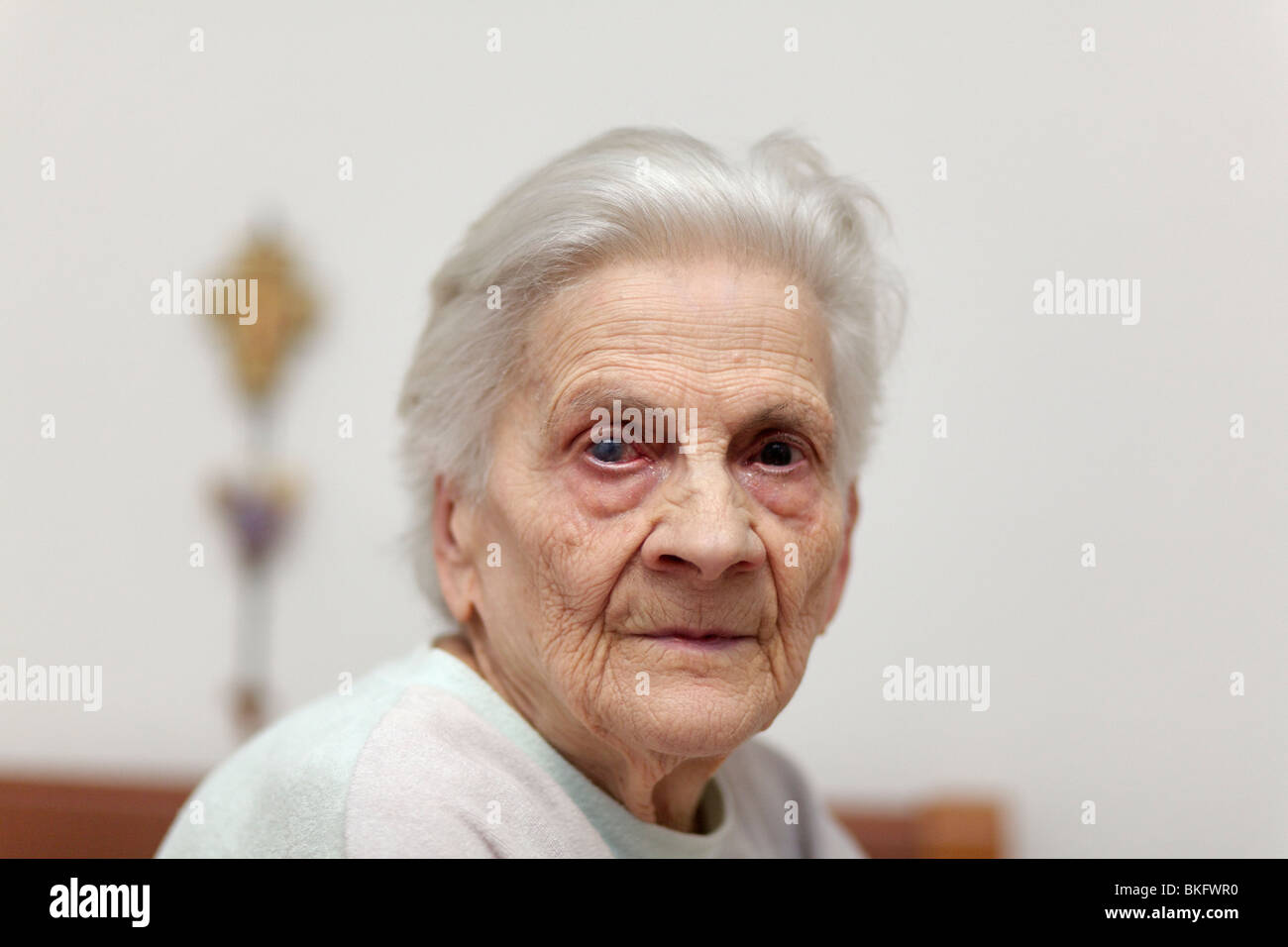 Ritratto di un'anziana donna cieca cercando nella fotocamera prima di andare a dormire. Foto Stock