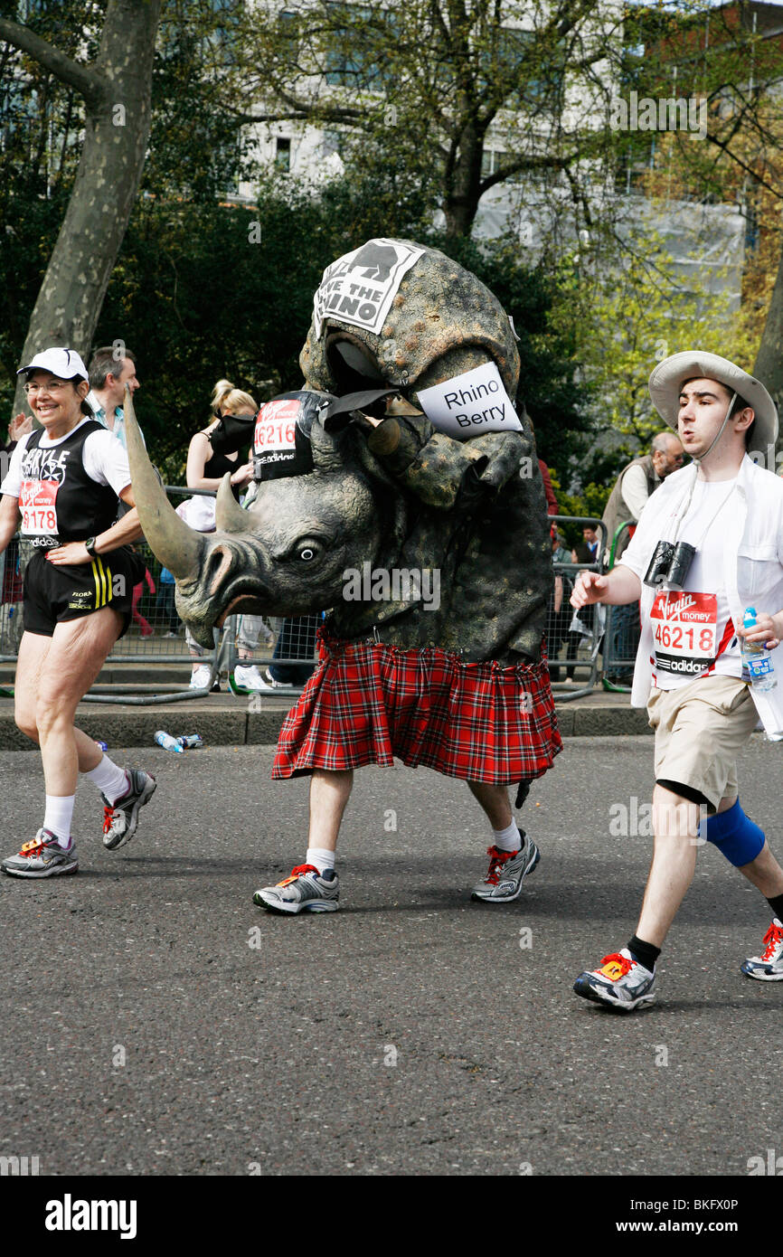 Maratona di Londra 2010 RHINO Foto Stock