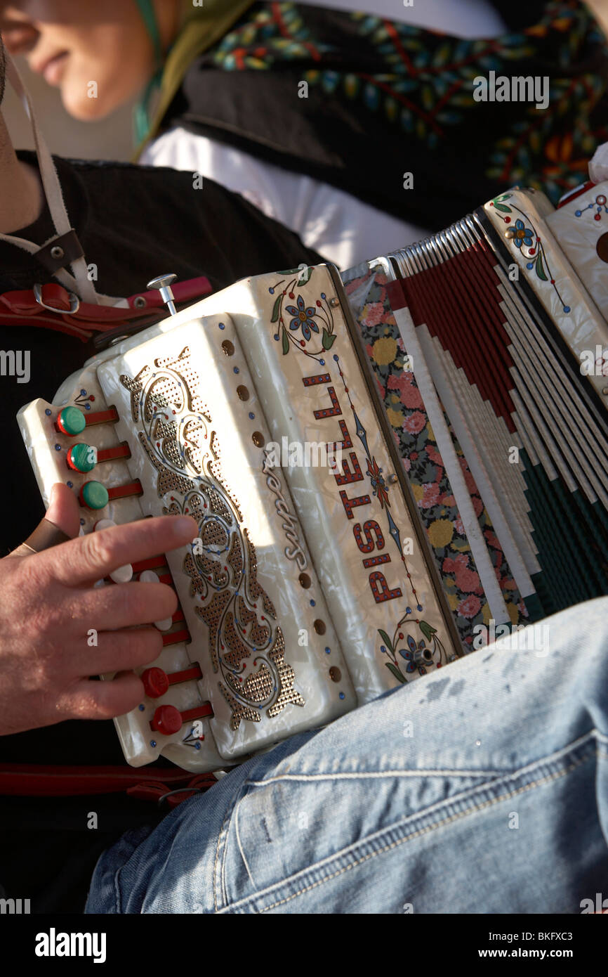 Un lettore di formare fisarmonica gioca un Pistelli formare fisarmonica durante un Festival Italiano Foto Stock