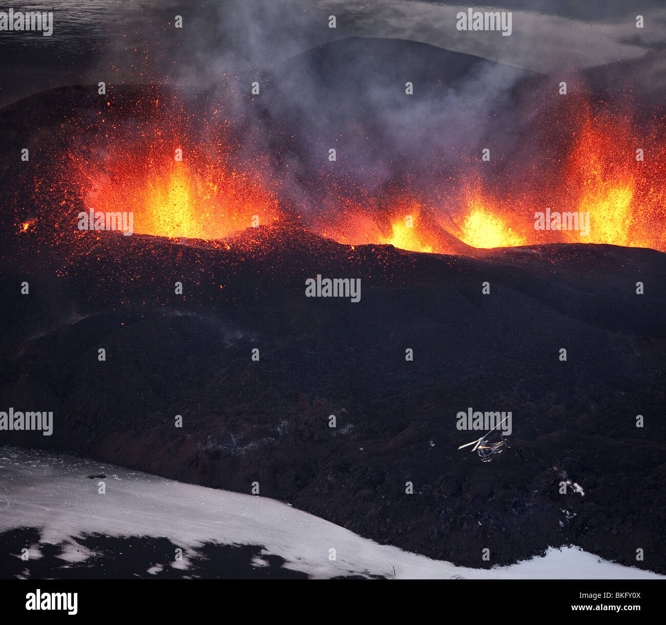 Fontane di lava durante l eruzione del vulcano a Fimmvorduhals, una cresta tra il ghiacciaio Eyjafjallajokull, e Myrdalsjokull, Islanda Foto Stock