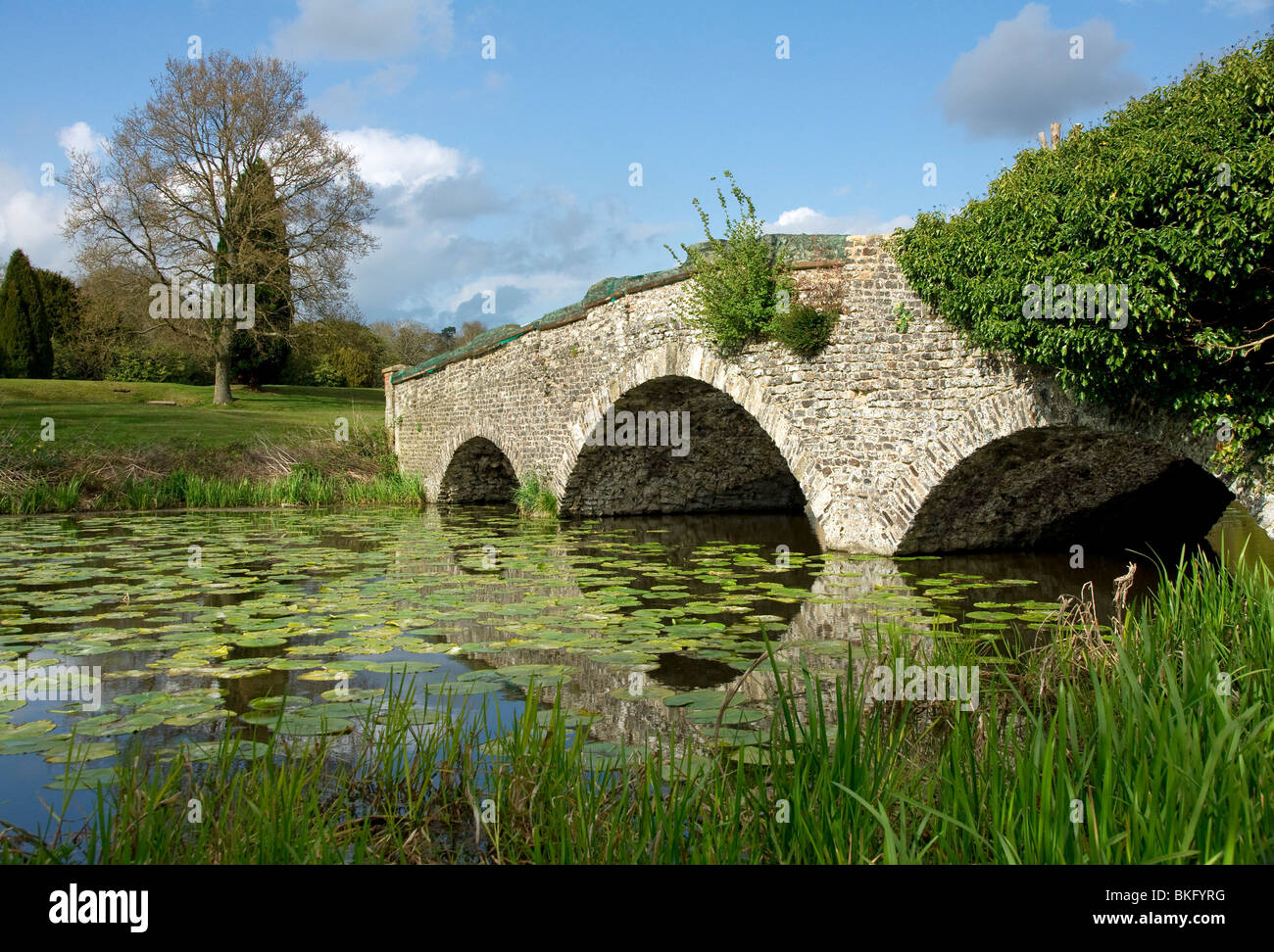 Il ponte tra Abbazia di Waverley House e Abbazia di Waverley vicino a Farnham in Surrey Foto Stock