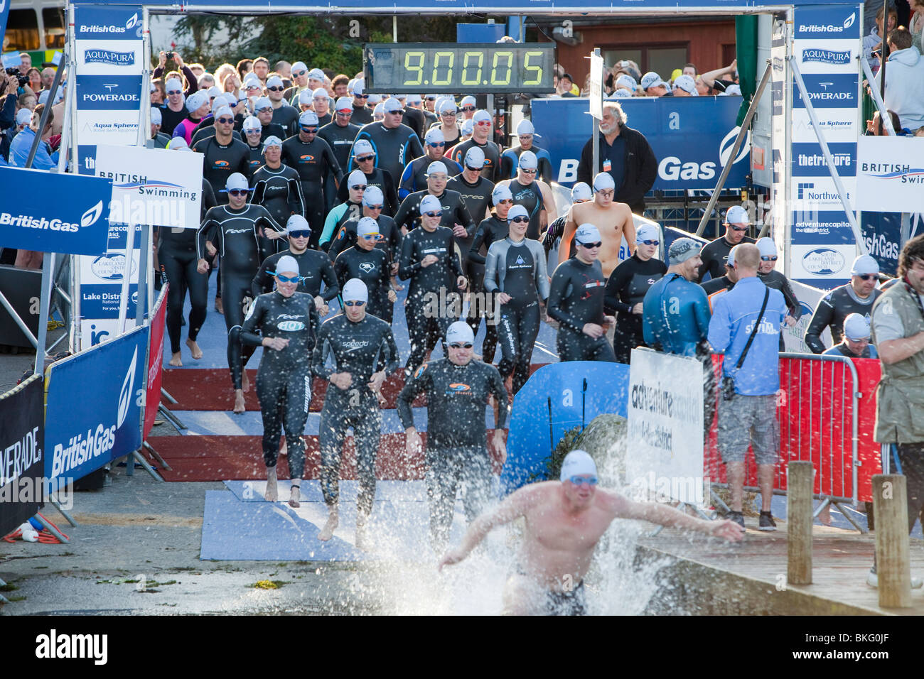 Inizio del Grande Nord nuotare nel lago Windermere nel Lake District. Foto Stock