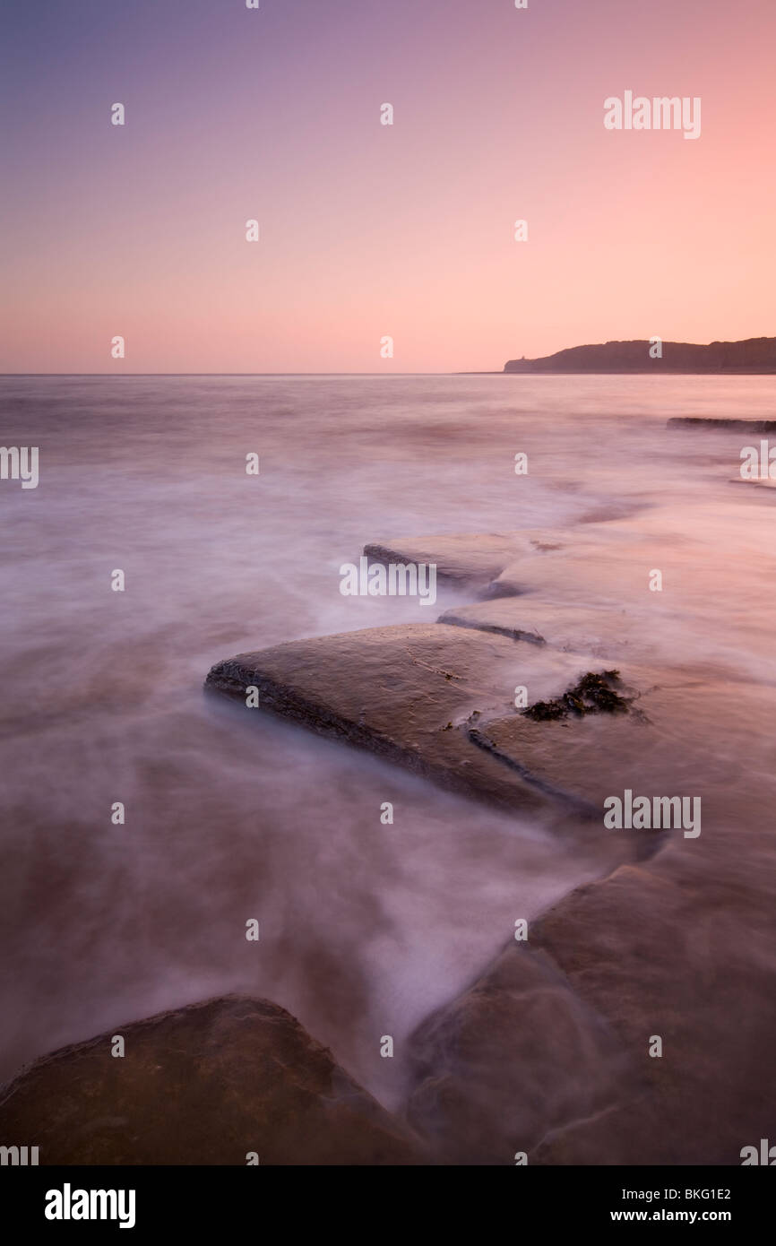 Marea di vorticazione intorno alle battute rotte a Kilve, Somerset, Inghilterra. Inverno (febbraio 2010). Foto Stock