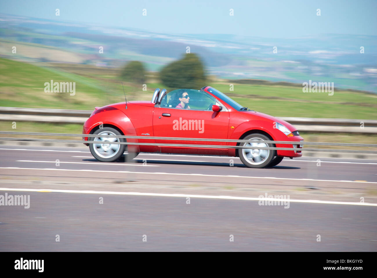 Red Ford Ka sull'autostrada M62. Foto Stock