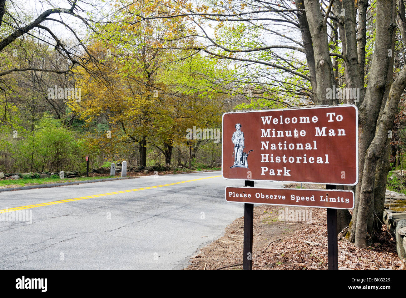 Strada e firmare all'entrata di Minute Man National Historical Park Concord, Massachusetts, STATI UNITI D'AMERICA Foto Stock