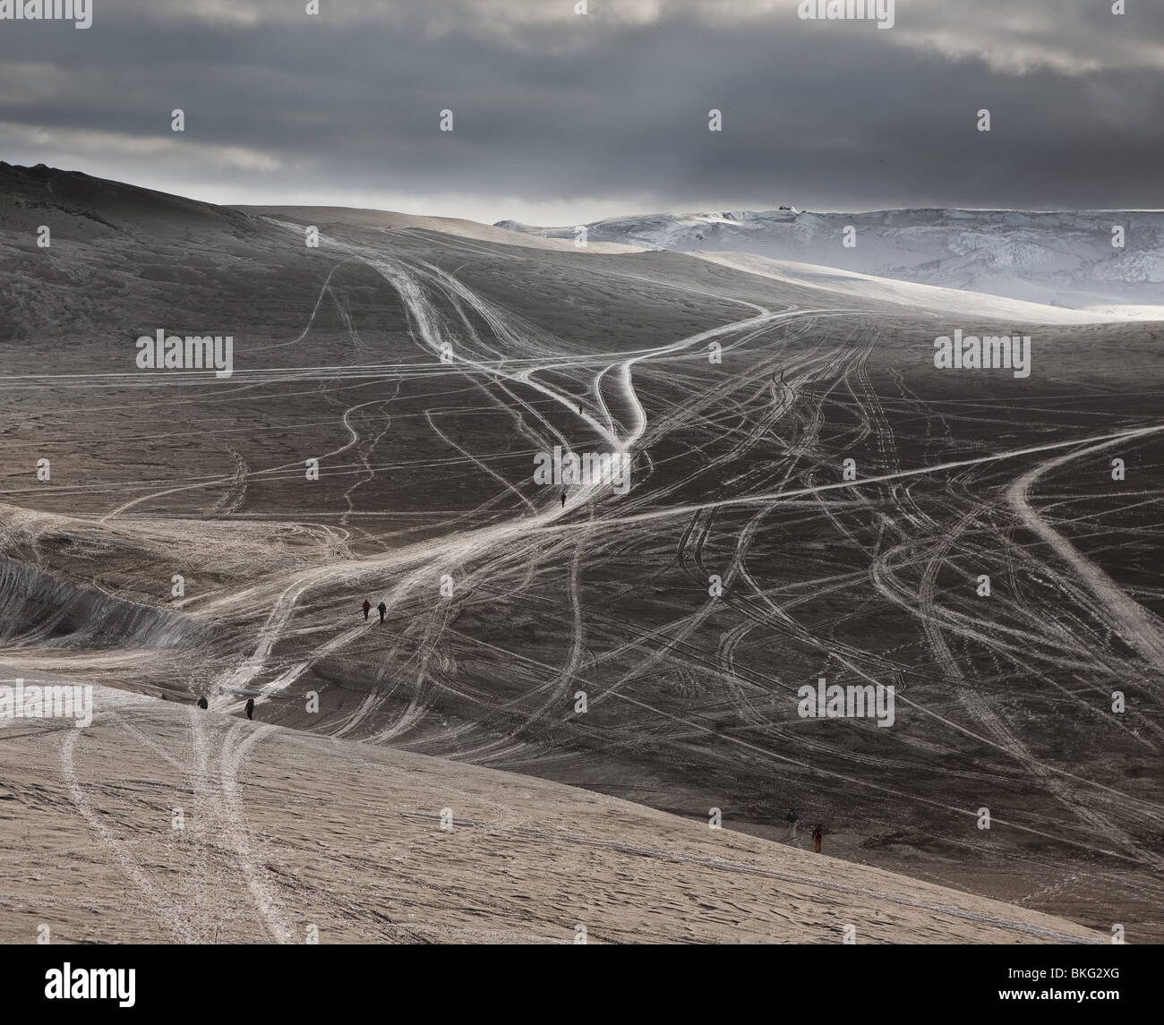 Gli scienziati a camminare sulla neve e cenere dal vulcano in Islanda presso Fimmvorduhals, una cresta tra il ghiacciaio Eyjafjallajokull, Foto Stock