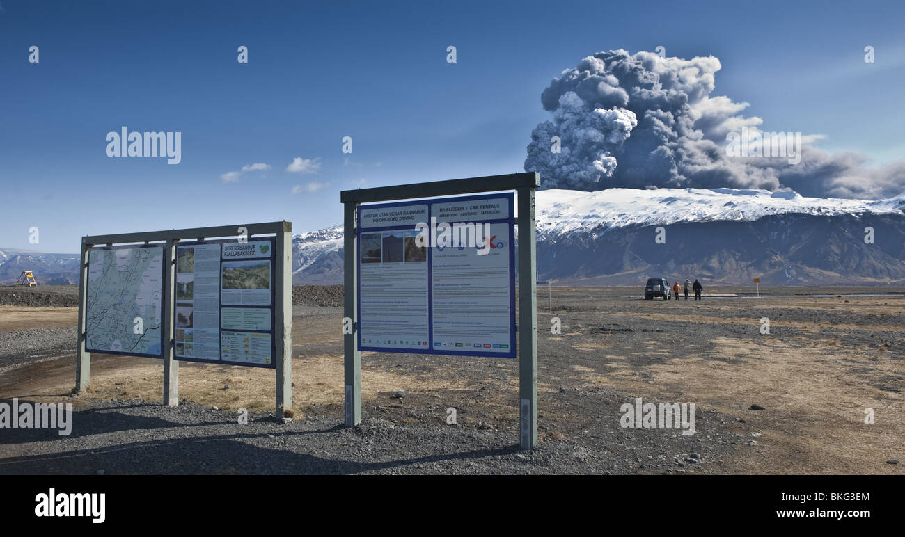 Le persone che visualizzano nube di cenere vulcanica dall eruzione Eyjafjalljokull, Islanda Foto Stock