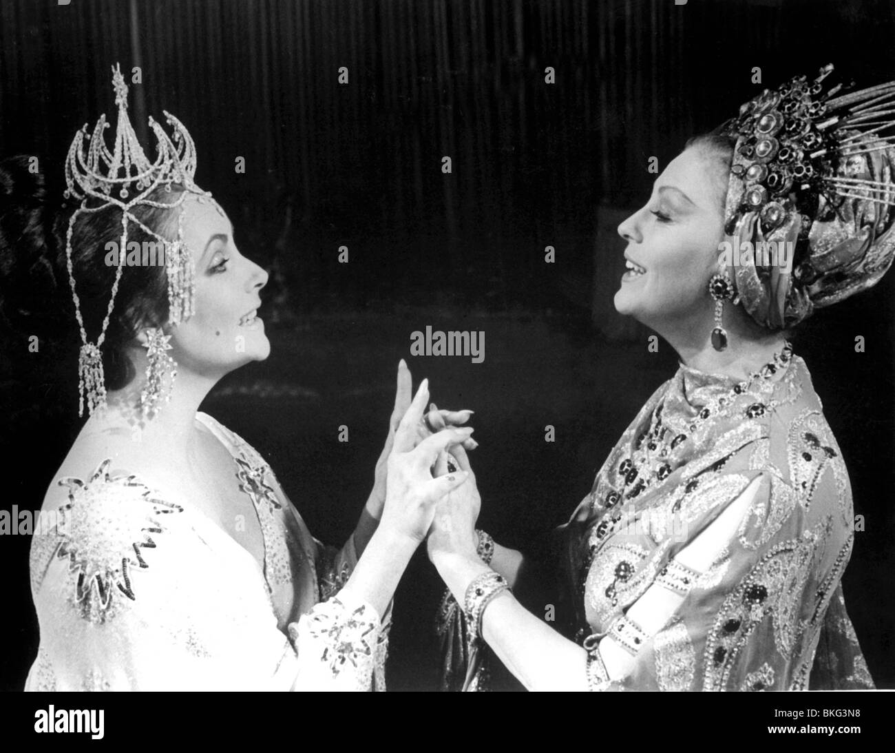 L'uccello blu (1976) Elizabeth Taylor, Ava Gardner bolla 001P Foto Stock