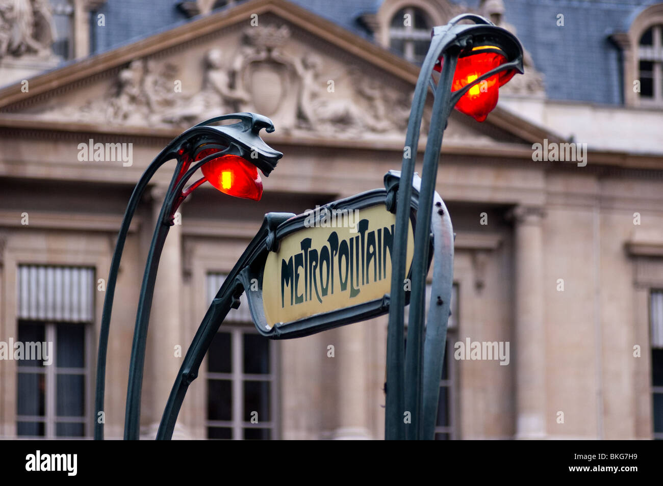 Palais Royal - Musée du Louvre (Parigi Métro) Art Nouveau della stazione della metropolitana di entrata con luci rosse, Parigi Francia Foto Stock