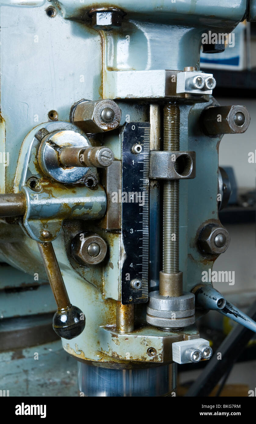 Dettaglio della testa di un Kondia macchina fresatrice, utilizzato in ingegneria di precisione per la sagomatura di pezzi metallici. Foto Stock