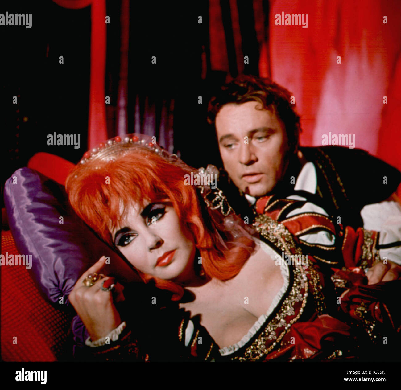 Dottor Faust (1967) Elizabeth Taylor e Richard Burton DFST 009 Foto Stock