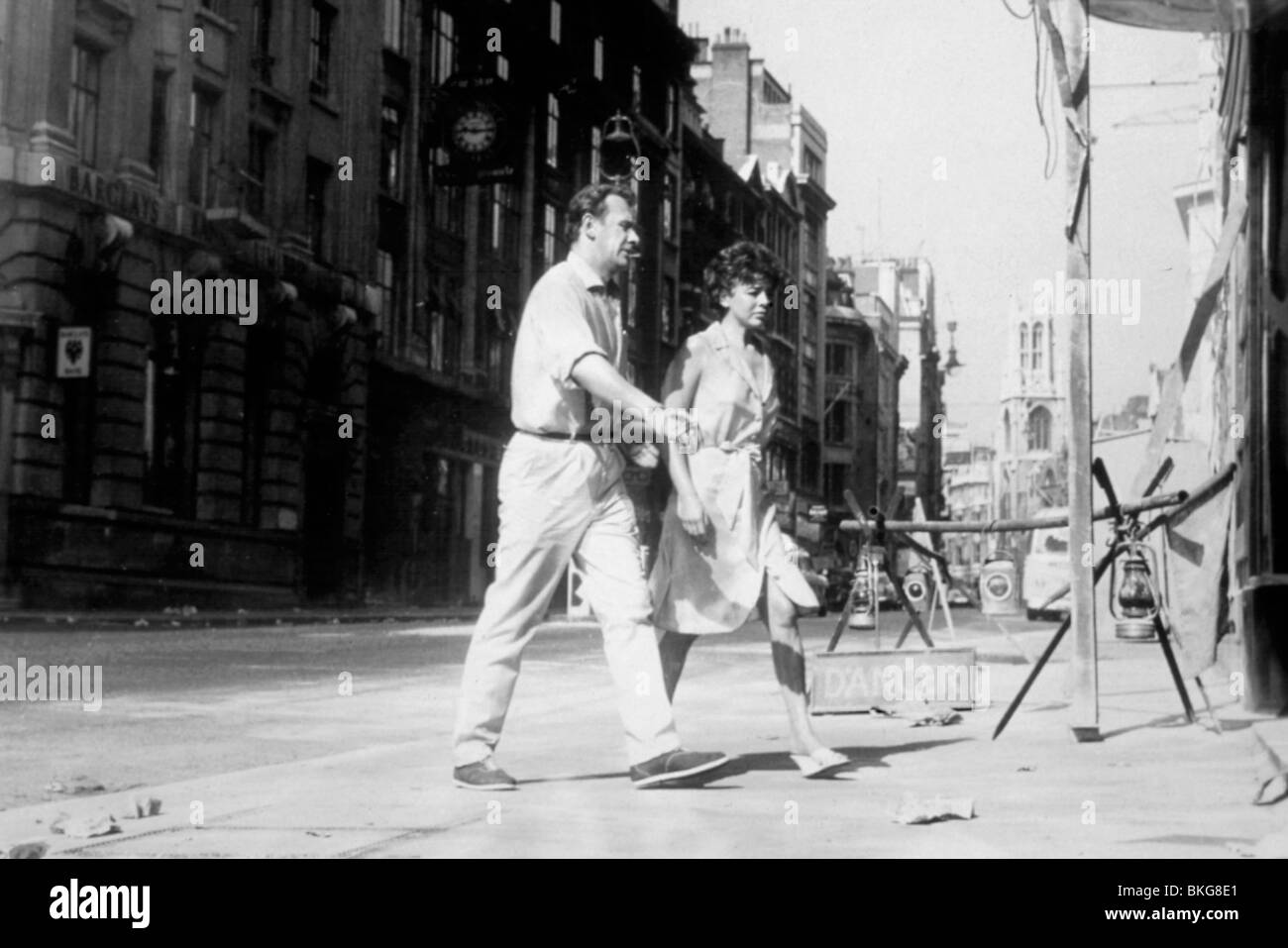 Il giorno che la terra ha preso fuoco (1961) Edward Judd, JANET MUNROE DECF 011 Foto Stock