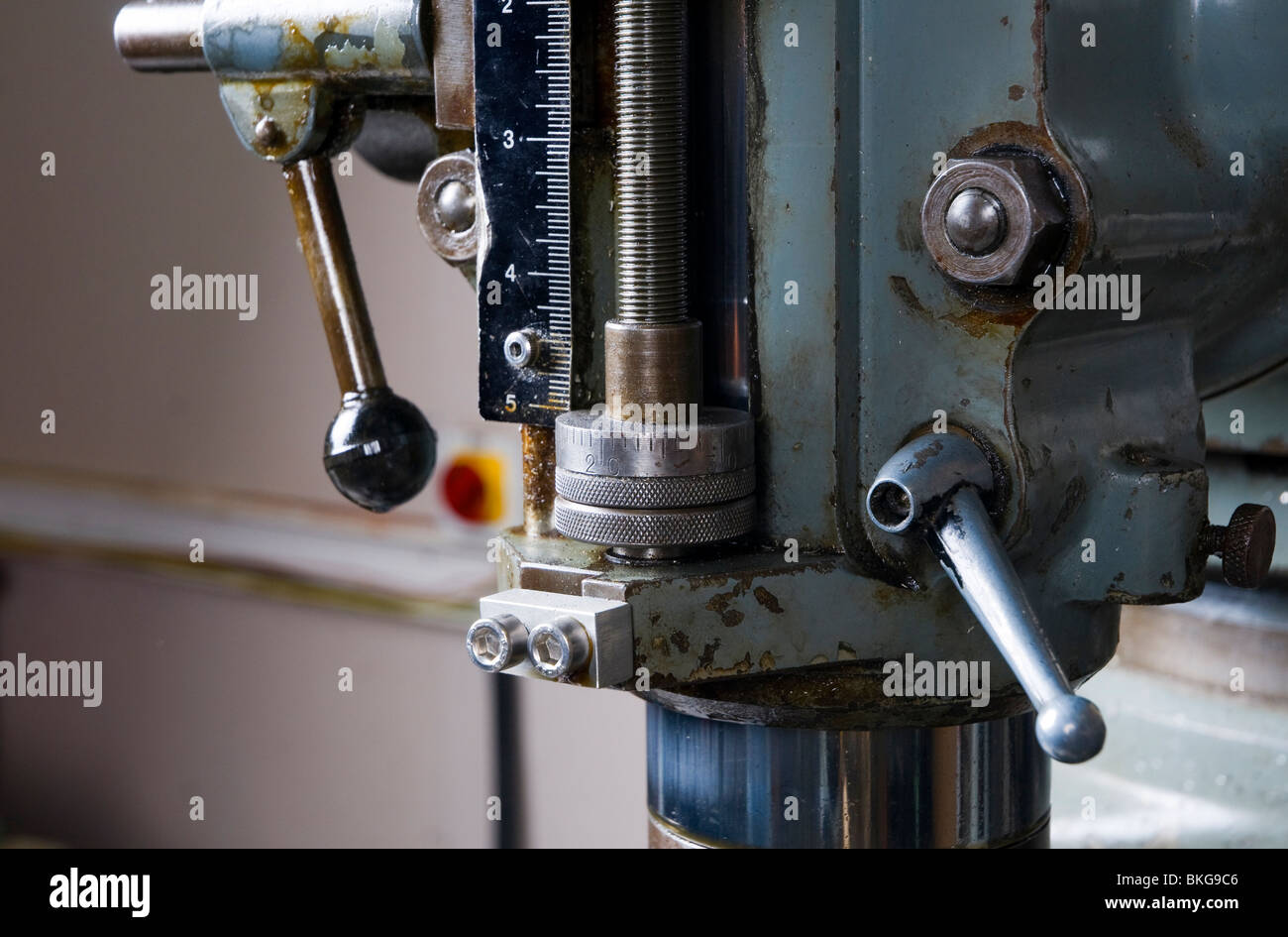 Dettaglio della testa di un Kondia macchina fresatrice, utilizzato in  ingegneria di precisione per la sagomatura di pezzi metallici Foto stock -  Alamy