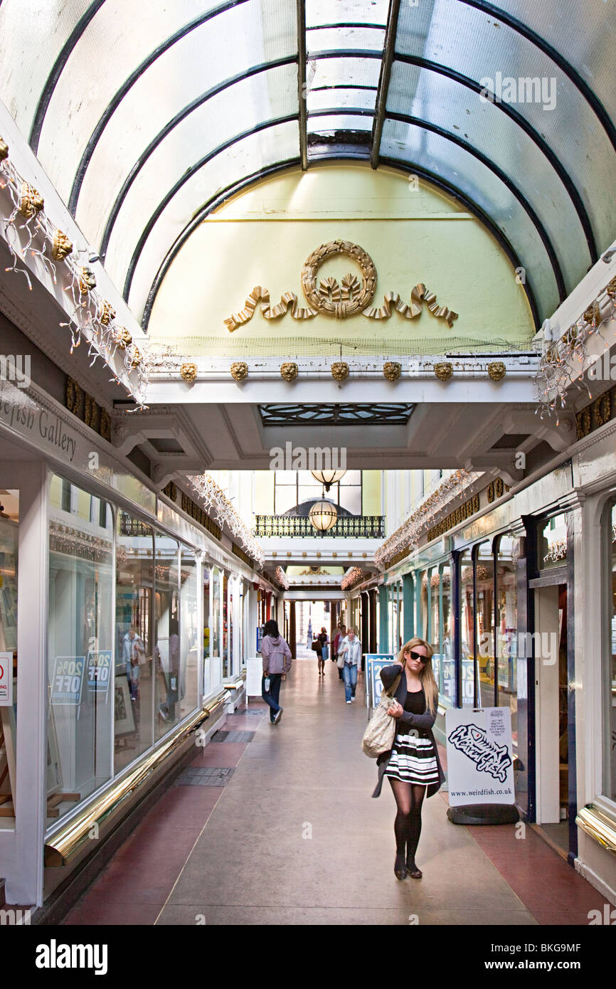 La gente che camminava nel periodo Vittoriano shopping arcade Bath England Regno Unito Foto Stock