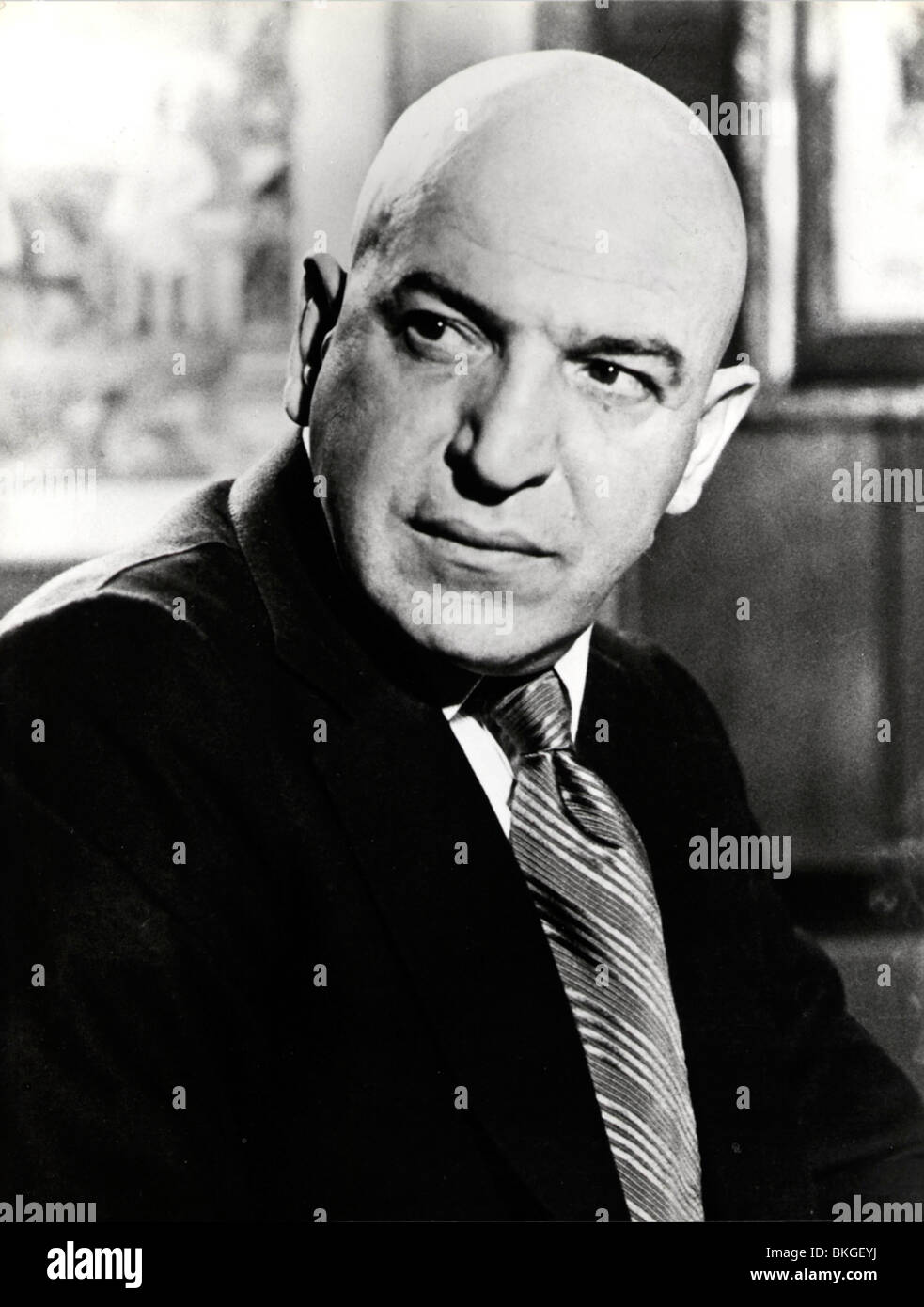 INSIDE OUT (1975) Telly Savalas OT 001 P Foto Stock