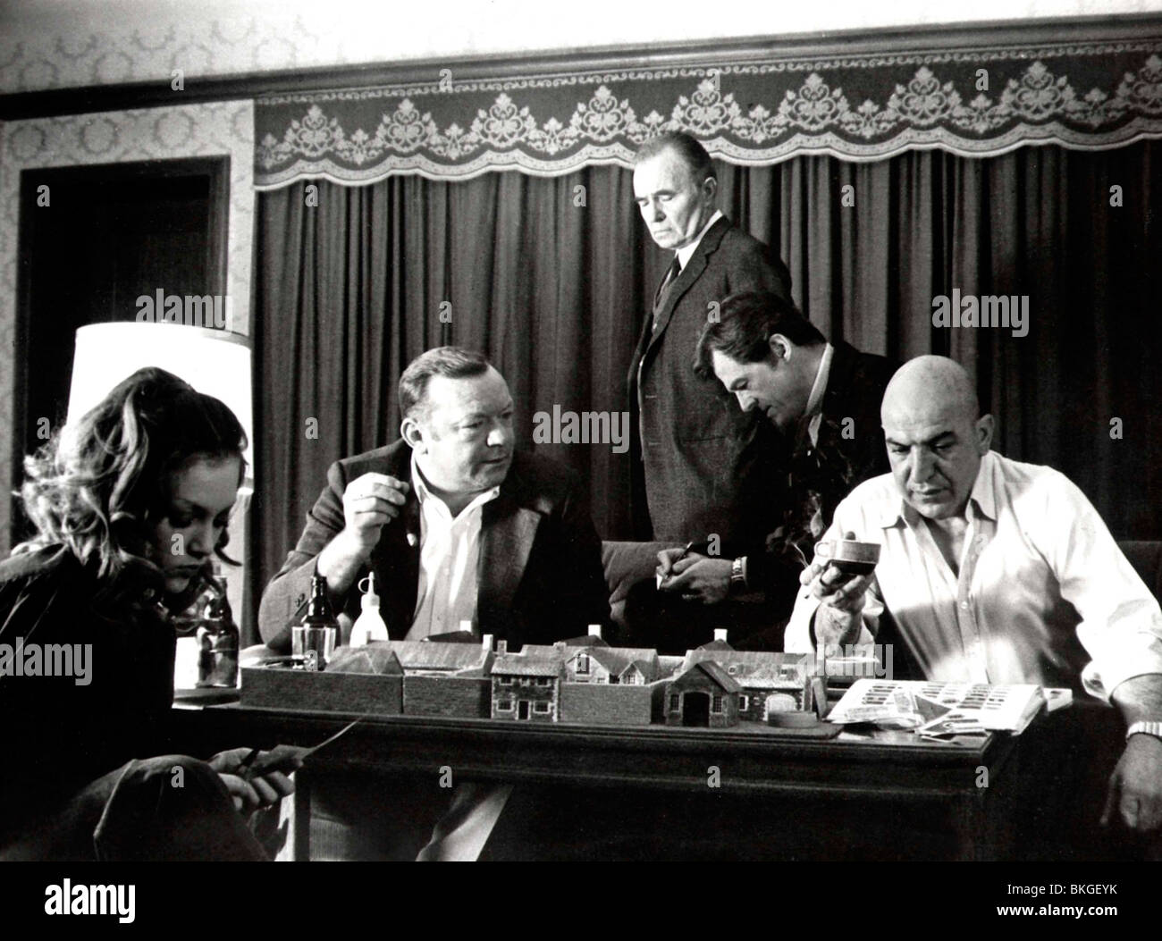 INSIDE OUT (1975) ALDO RAY, James Mason, ROBERT CULP, Telly Savalas OT 002 P Foto Stock