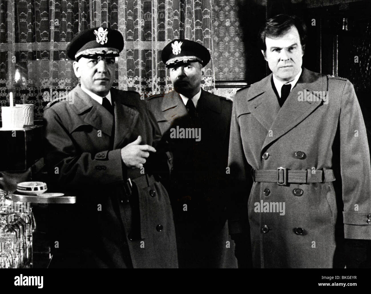 INSIDE OUT (1975) Telly Savalas, James Mason, ROBERT CULP, PETER DUFFELL (DIR) OT 004 P Foto Stock